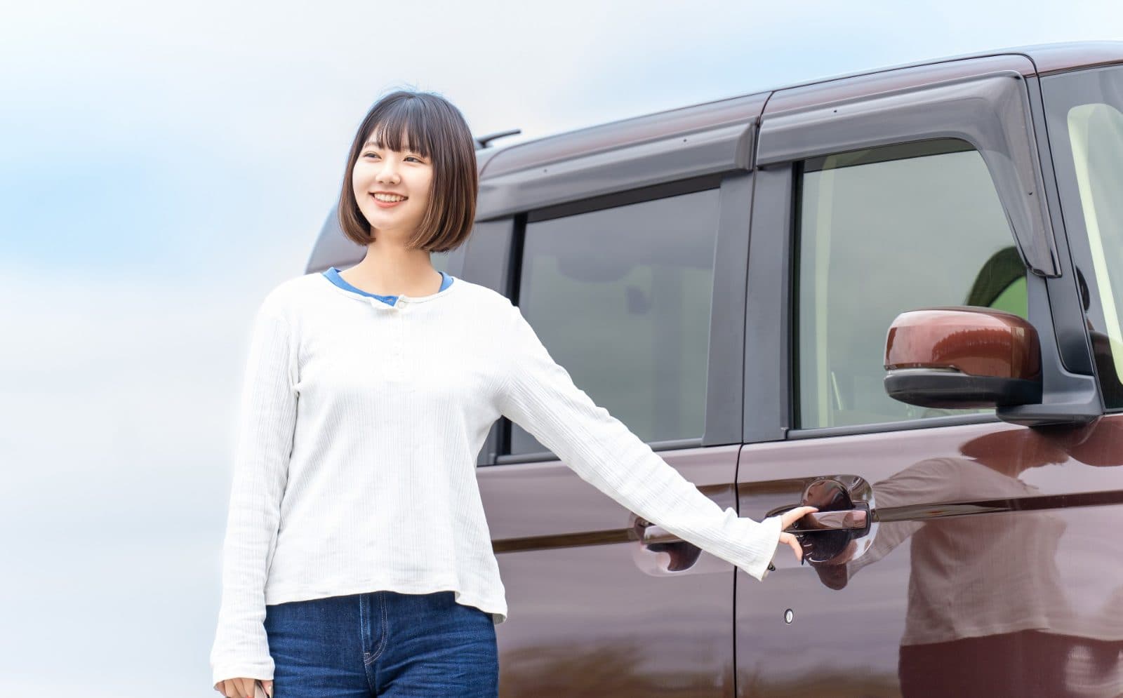 お車のドアを開ける女性